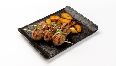 Изображение товара Фрикадельки цукунэ с картофелем на шпажках в соусе унаги