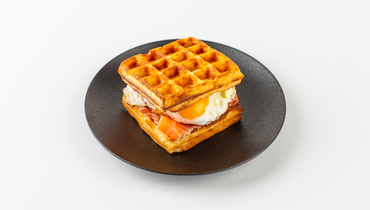 Изображение товара Картофельная вафля с лососем (форелью радужной) и яйцом