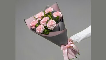 Изображение товара Букет из гвоздик с зеленью в упаковке S