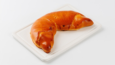 Изображение товара Сдобный рогалик Абрикос-курага ВкусВилл 80 г свежая выпечка