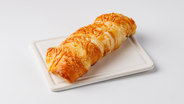 Изображение товара Выпечка сосиска в слоеном тесте с сыром и горчицей 186 рублей