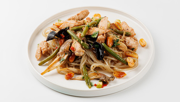 Изображение товара Лапша из батата в соусе терияки с куриным филе