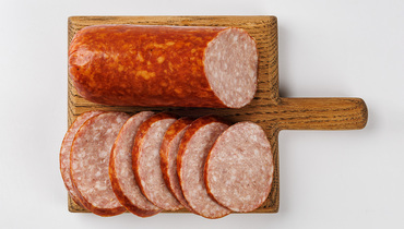 Изображение товара Варено-копченая колбаса Сервелат Коньячный ВкусВилл 400 г