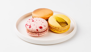 Изображение товара Ассорти макарон Мандарин, солёная карамель, малина - изысканное лакомство