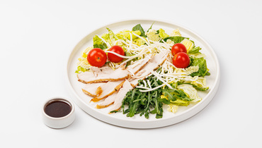 Изображение товара Салат с мясом индейки и гранатовым соусом