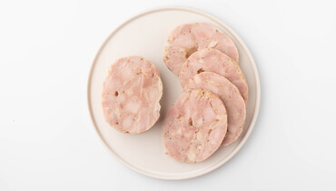 Изображение товара Домашний куриный рулет ВкусВилл натуральный и вкусный с пряными специями