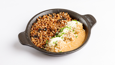 Изображение товара Говяжьи тефтели в томатном соусе с гречкой и грибами 250г